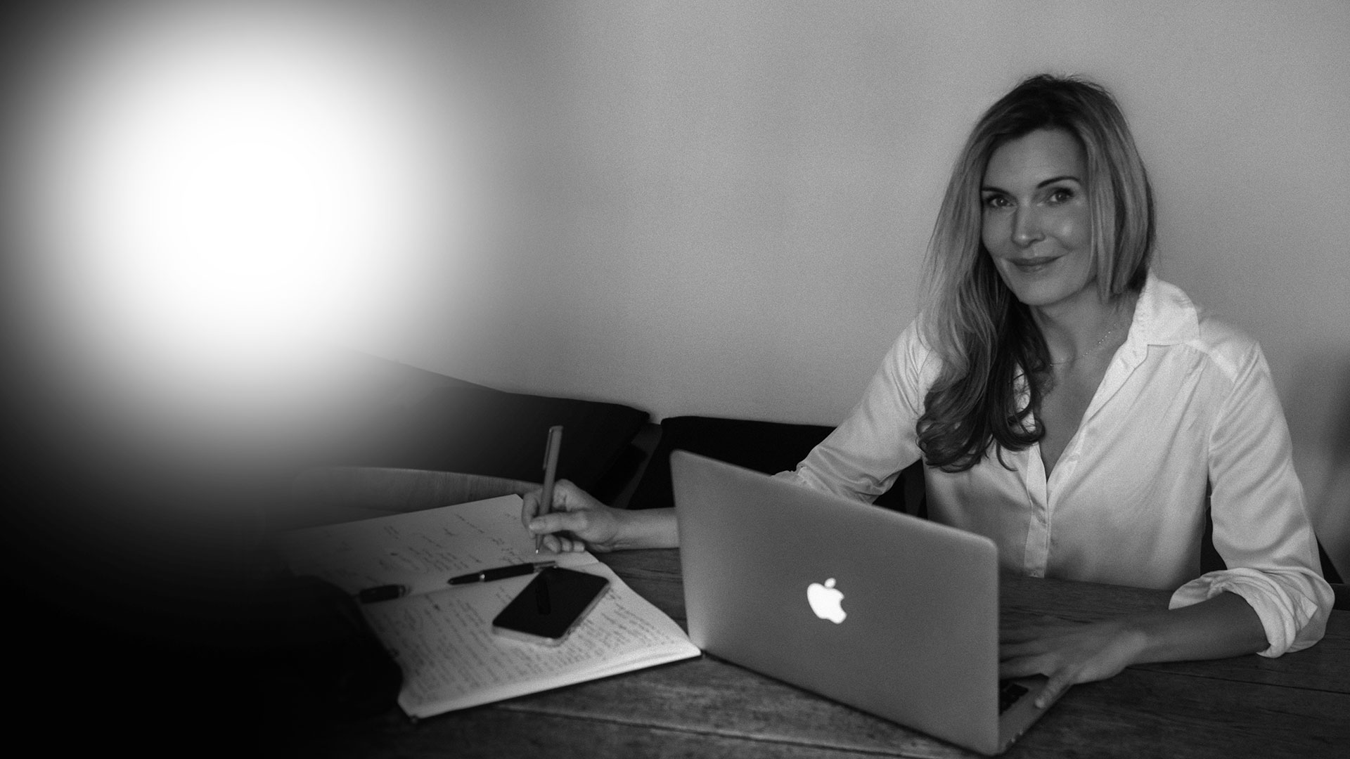 contentual – content creation & copywriting background image